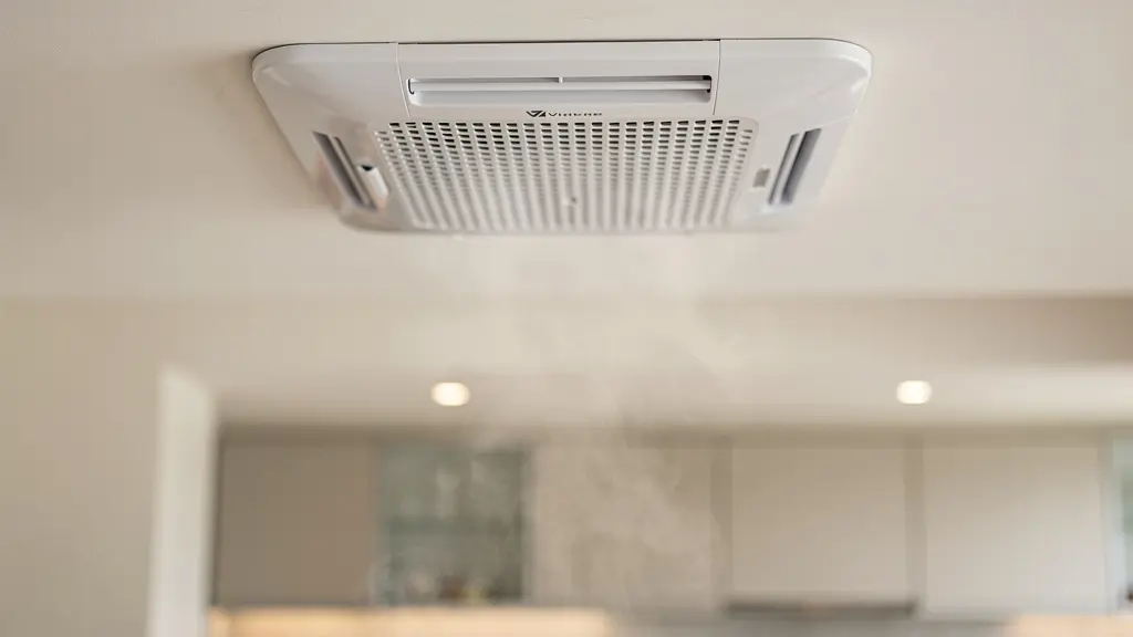 Bouche d'extraction VMC au plafond d'une cuisine française